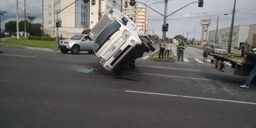Imagem ilustrativa da imagem Caminhão ‘quase’ tomba ao ser atingido por ônibus em Curitiba
