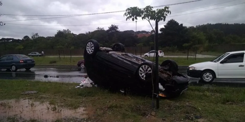 Imagem ilustrativa da imagem Chuva provoca alagamentos e acidentes em Curitiba
