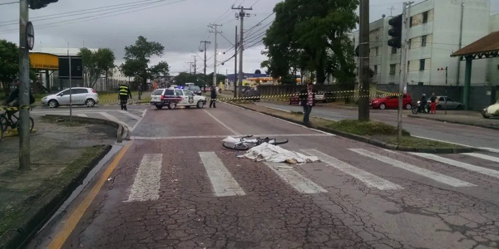 Imagem ilustrativa da imagem Ciclista morre em Curitiba após bater contra caminhão