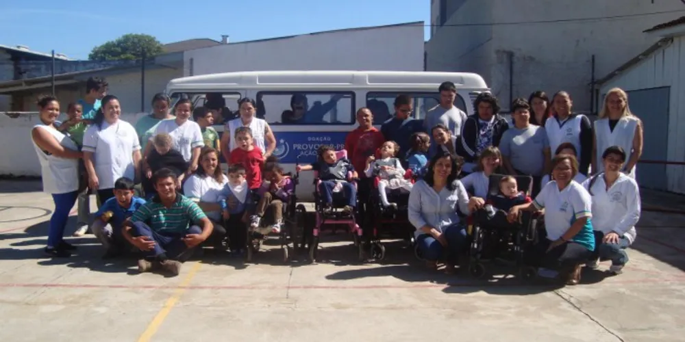 Imagem ilustrativa da imagem Apae de Castro recebe Kombi doada pelo Provopar