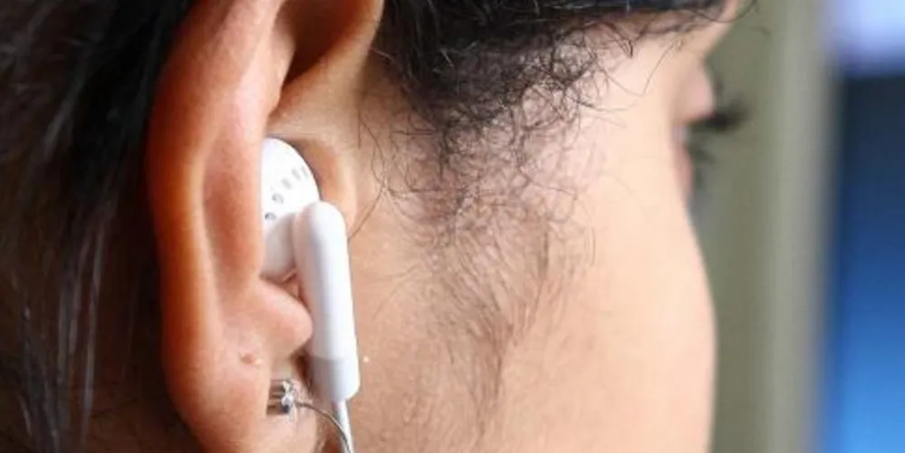Imagem ilustrativa da imagem Fones de ouvido: jovens ouvem música acima do limite seguro à audição