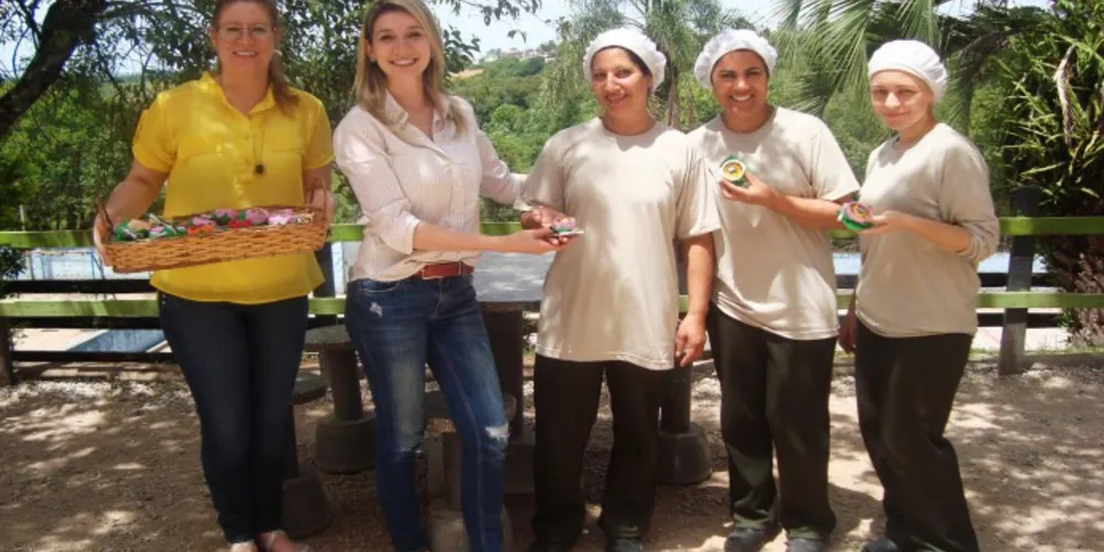 Imagem ilustrativa da imagem Cozinheiras dos Cmeis e escolas de Castro são homenageadas