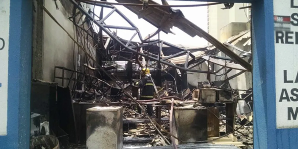 Imagem ilustrativa da imagem Incêndio destrói loja de assistência a eletrônicos