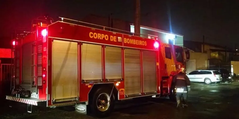 Imagem ilustrativa da imagem Mulher se joga de três metros de altura para fugir de incêndio