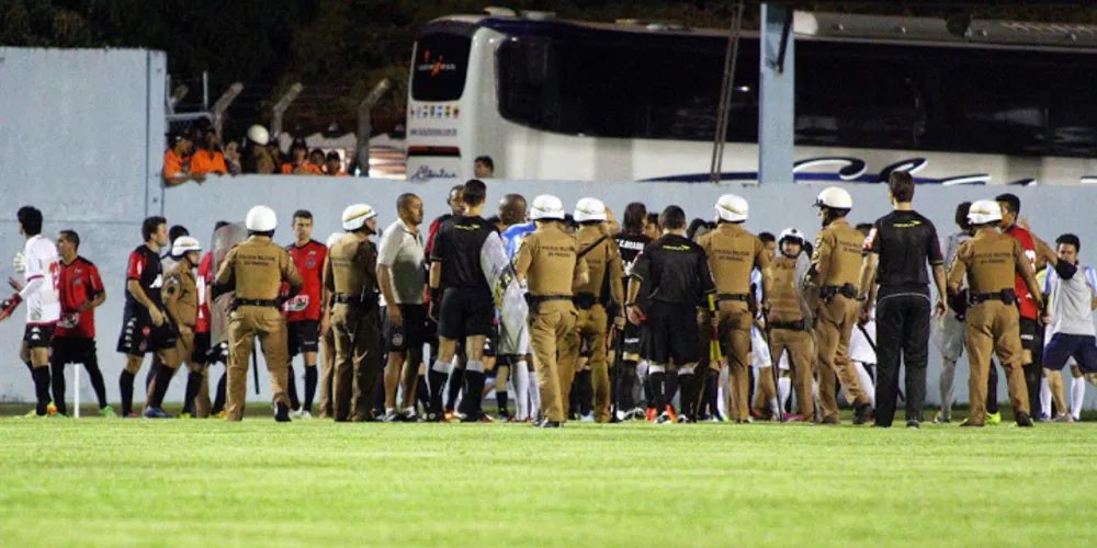 Imagem ilustrativa da imagem Londrina perde quatro mandos de campo após confusão