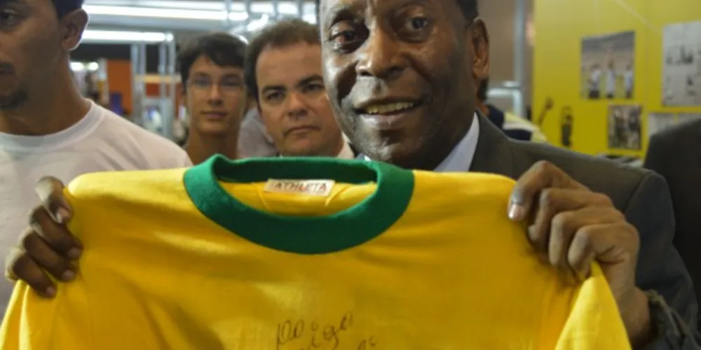 Imagem ilustrativa da imagem Pelé volta a ser internado em São Paulo