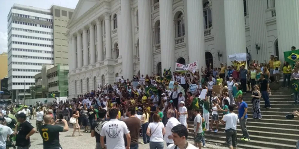Imagem ilustrativa da imagem Protesto contra Dilma Rousseff reúne centenas em Curitiba