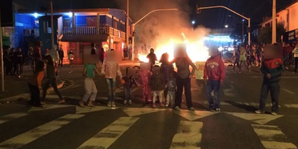 Imagem ilustrativa da imagem Manifestantes fecham via em protesto por morte de criança