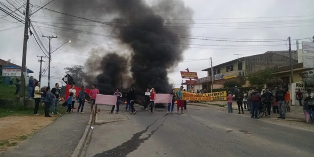Imagem ilustrativa da imagem Moradores fecham rua e prometem só liberar se o prefeito aparecer
