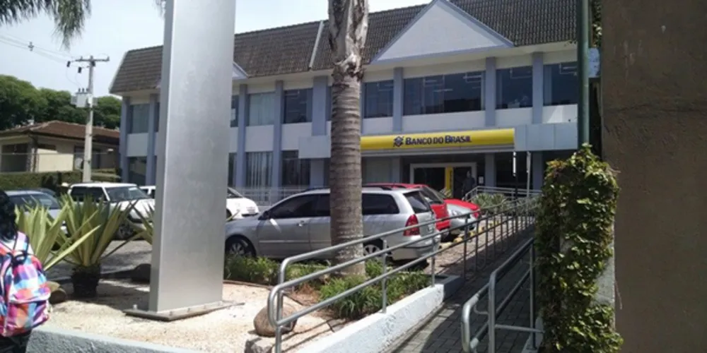 Imagem ilustrativa da imagem Bandidos assaltam na saída de banco e trocam tiros com PM