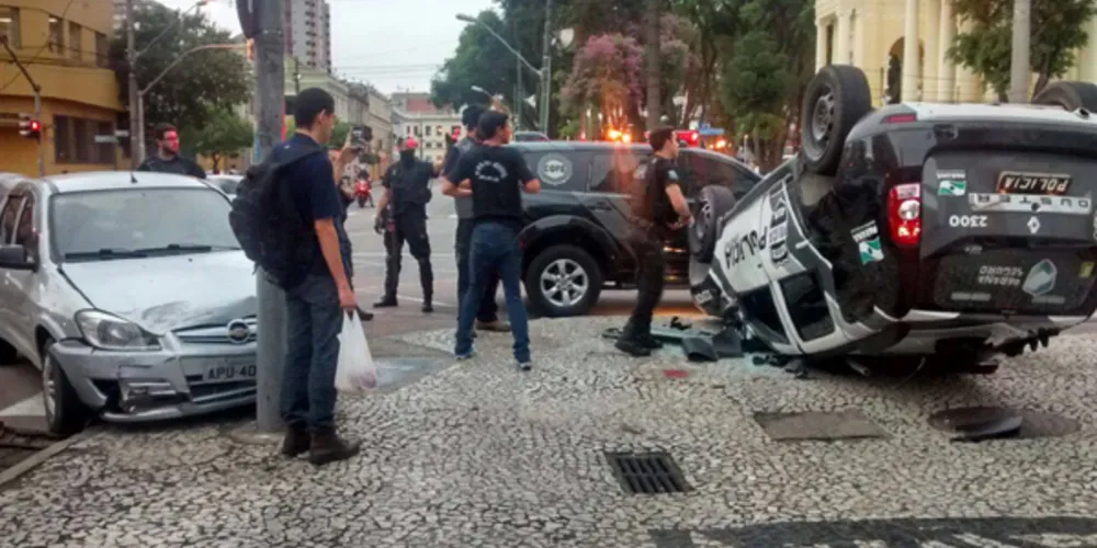 Imagem ilustrativa da imagem Viatura da Polícia Civil capota no centro de Curitiba