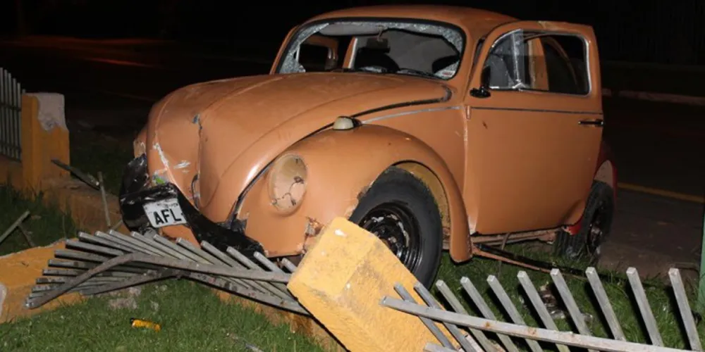 Imagem ilustrativa da imagem Motorista bate em muro de residência e abandona veículo