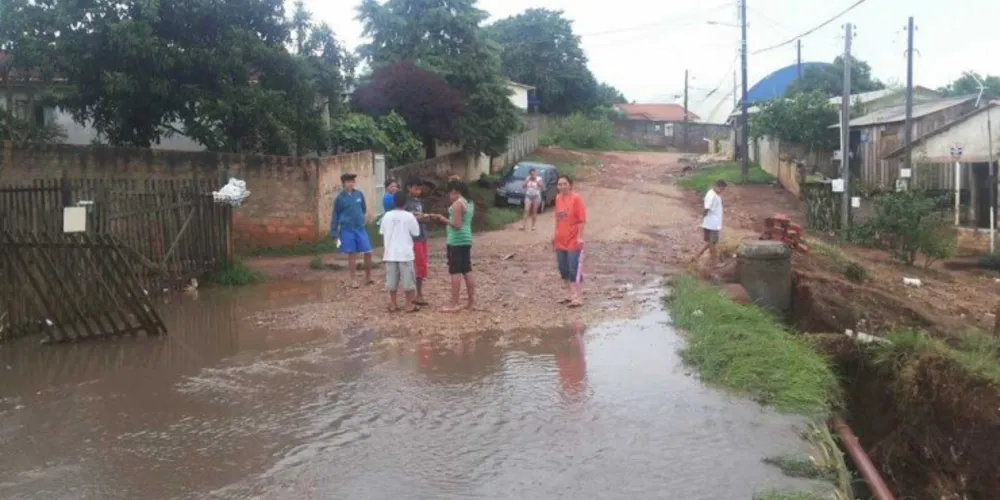 Imagem ilustrativa da imagem Moradores de PG cobram solução para alagamentos