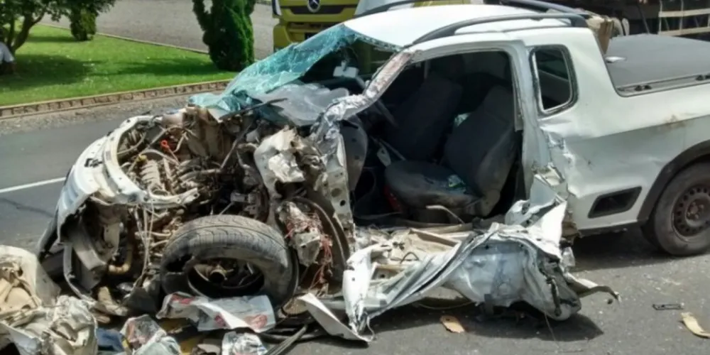 Imagem ilustrativa da imagem Motorista fica preso nas ferragens em batida na BR 476