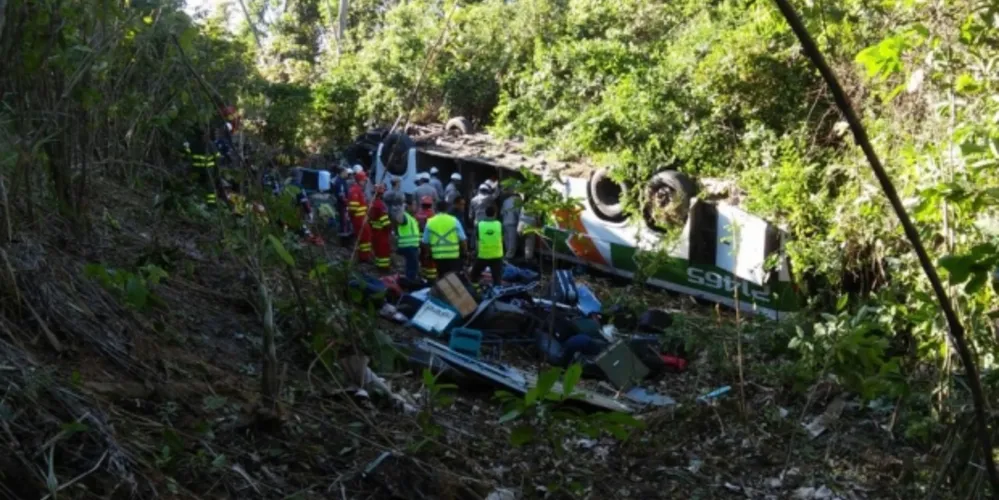Imagem ilustrativa da imagem Acidente com ônibus na BR-101 deixa 8 mortos e 21 feridos