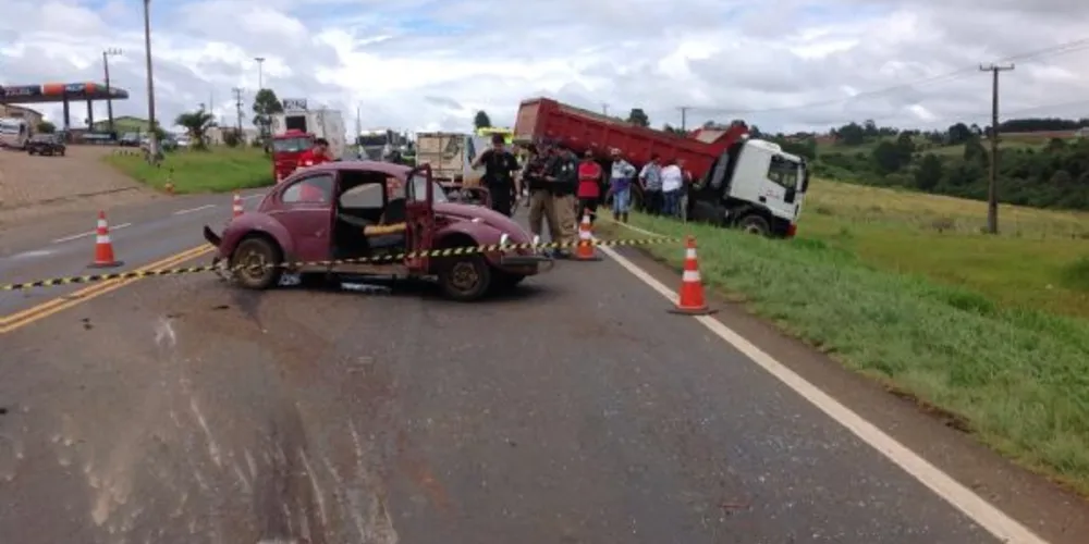 Imagem ilustrativa da imagem Idoso dirigindo Fusca morre em acidente na BR 277