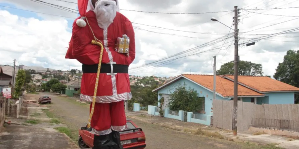 Imagem ilustrativa da imagem Papai Noel 'gigante' é atração no bairro de Olarias