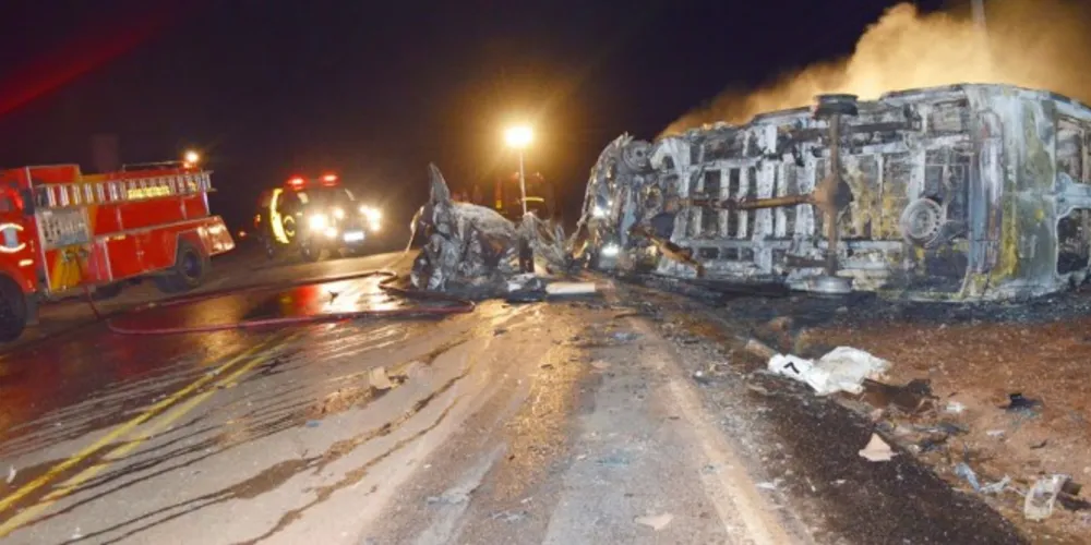 Imagem ilustrativa da imagem Micro-ônibus e carro batem e matam sete no norte do PR