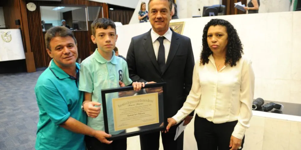 Imagem ilustrativa da imagem Garoto poliglota de PG recebe homenagem da Alep