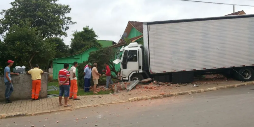 Imagem ilustrativa da imagem Caminhão perde o controle e atinge muro de residência