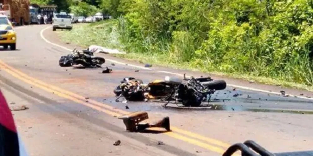 Imagem ilustrativa da imagem Motociclista atinge caminhão em curva e morre na hora