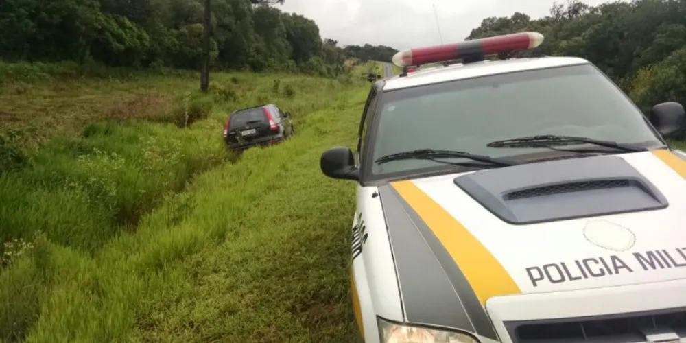 Imagem ilustrativa da imagem Carro sai da pista e três crianças ficam feridas na PR-151