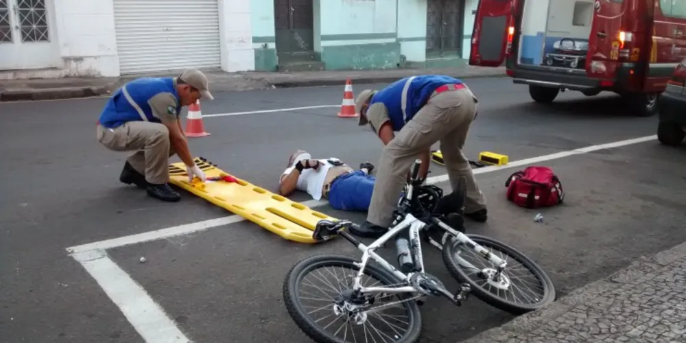 Imagem ilustrativa da imagem Ciclista cai após batida com ônibus e quase é atropelado