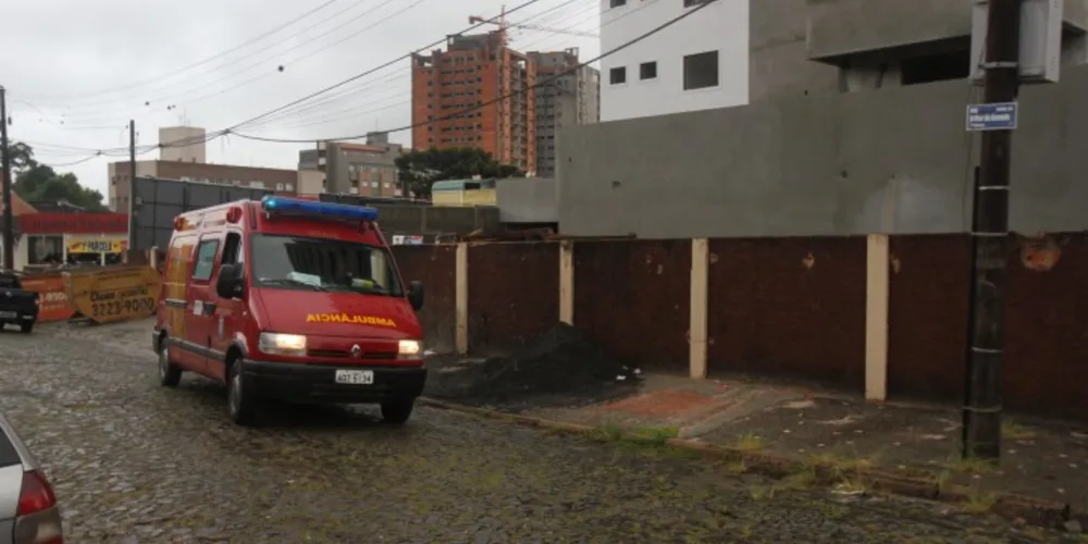 Imagem ilustrativa da imagem Elevador despenca de prédio e fere operários em PG