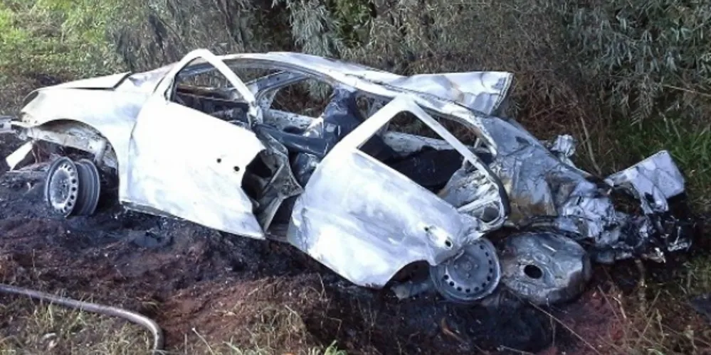 Imagem ilustrativa da imagem Carro bate, pega fogo e mata mãe e dois filhos carbonizados