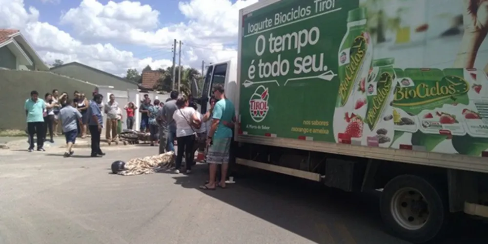 Imagem ilustrativa da imagem Motociclista morre após ser atingido por caminhão