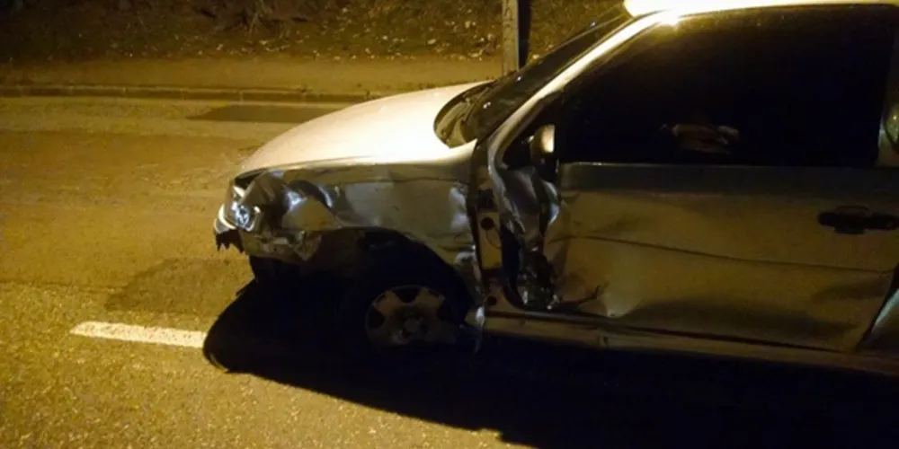 Imagem ilustrativa da imagem Motorista causa acidente ao furar sinal e foge com a chave do carro