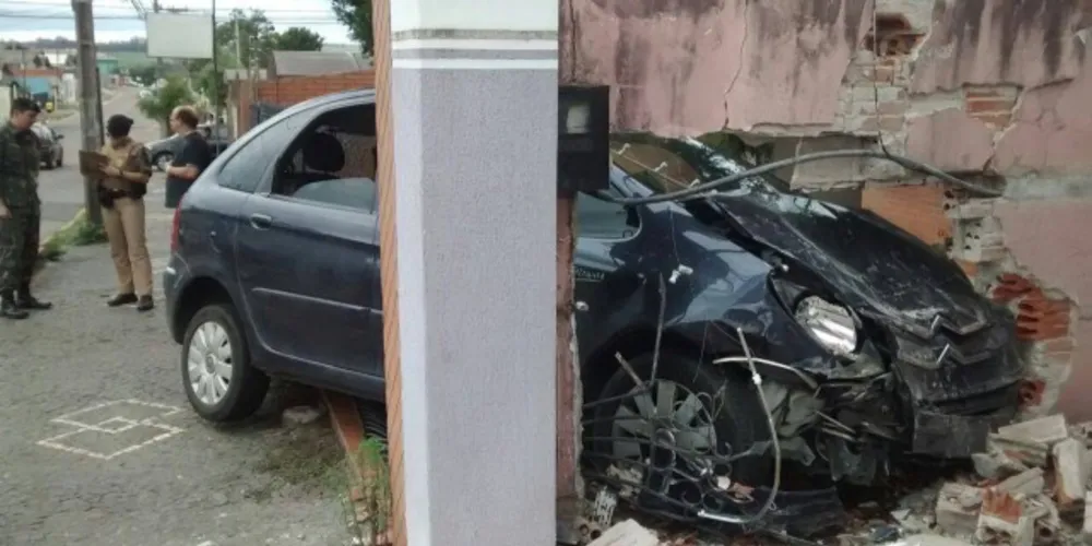 Imagem ilustrativa da imagem Carro desgovernado invade residência no Rio Verde