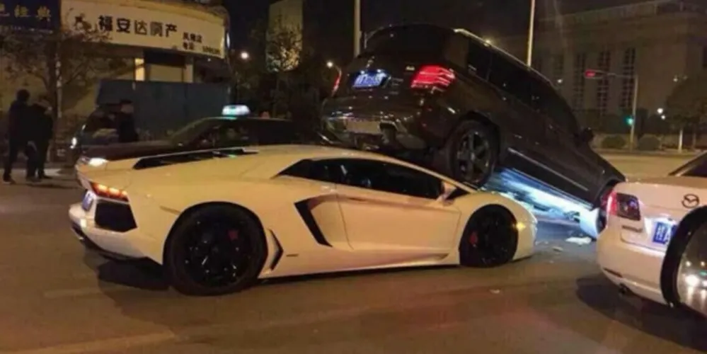 Imagem ilustrativa da imagem Mercedes vai parar sobre Lamborghini em acidente na China