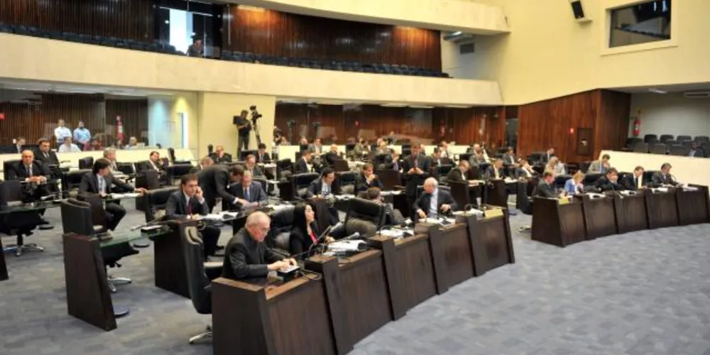Imagem ilustrativa da imagem Deputados aprovam projeto que acaba com feriado no dia 19