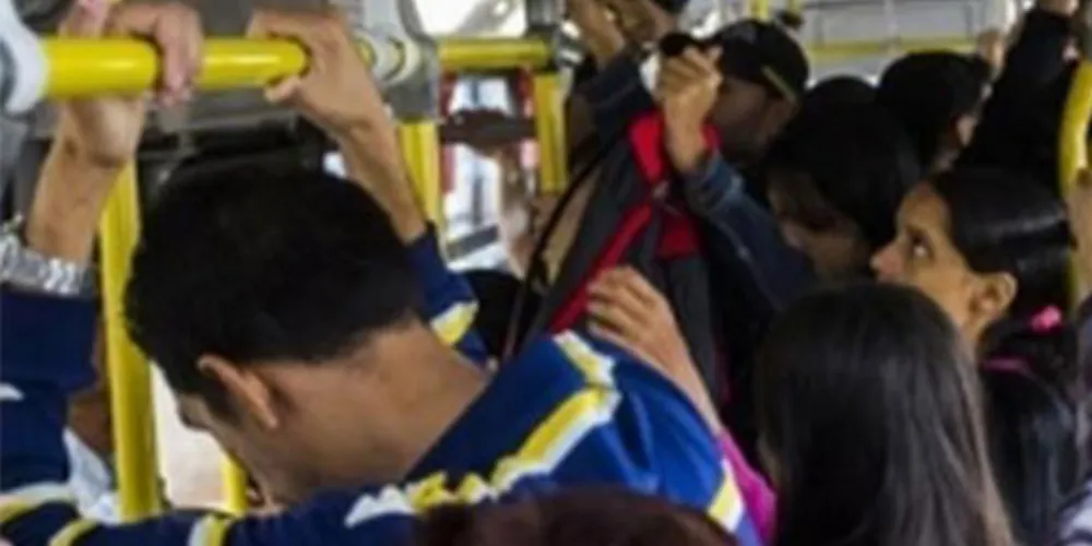 Imagem ilustrativa da imagem Idoso assedia jovem em ônibus de Curitiba e foge