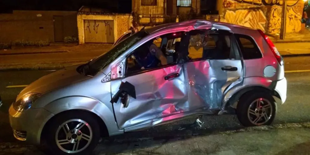 Imagem ilustrativa da imagem Carro é arrastado por ônibus e homem fica preso às ferragens