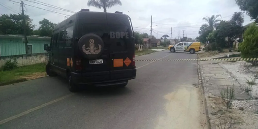 Imagem ilustrativa da imagem Morador encontra mala explosivos no quintal de casa
