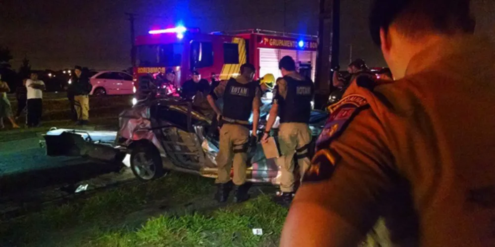 Imagem ilustrativa da imagem Bandido perde controle de carro roubado e capota a 200 km/h