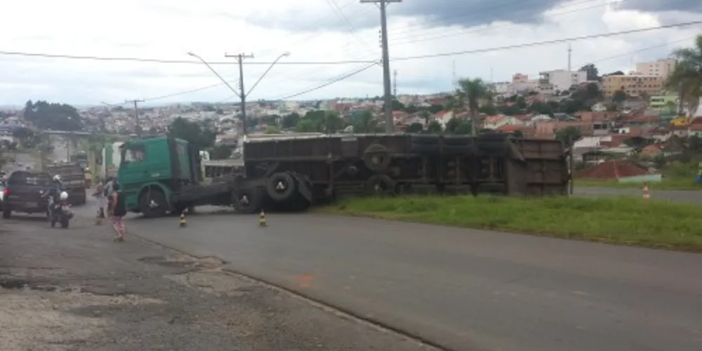 Imagem ilustrativa da imagem Carreta tomba na entrada de Telêmaco e deixa trânsito lento