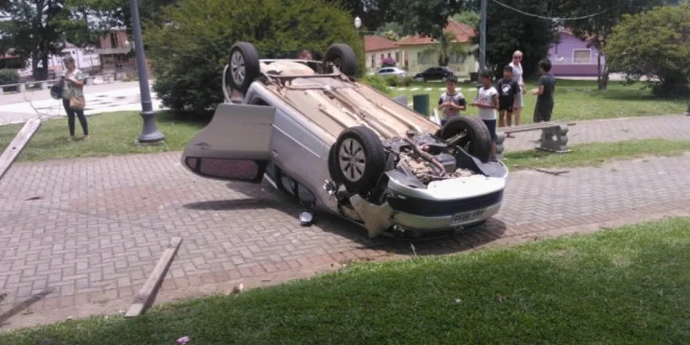 Imagem ilustrativa da imagem Carro capota e vai parar no meio de praça