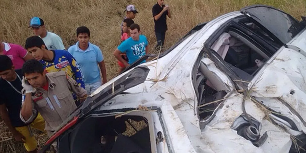 Imagem ilustrativa da imagem Jogadora Marta capota carro com três pessoas 