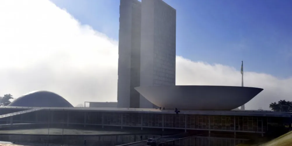 Imagem ilustrativa da imagem Salários de parlamentares e ministros podem aumentar 26%