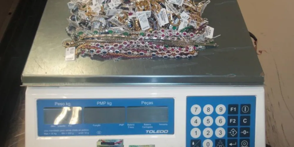 Imagem ilustrativa da imagem Empresário paranaense é preso com diamantes e joias em SP