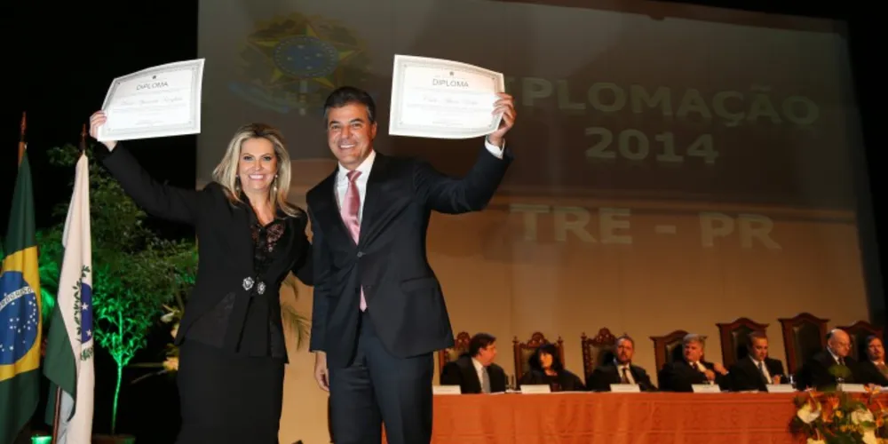 Imagem ilustrativa da imagem Beto Richa é diplomado pelo Tribunal Regional Eleitoral