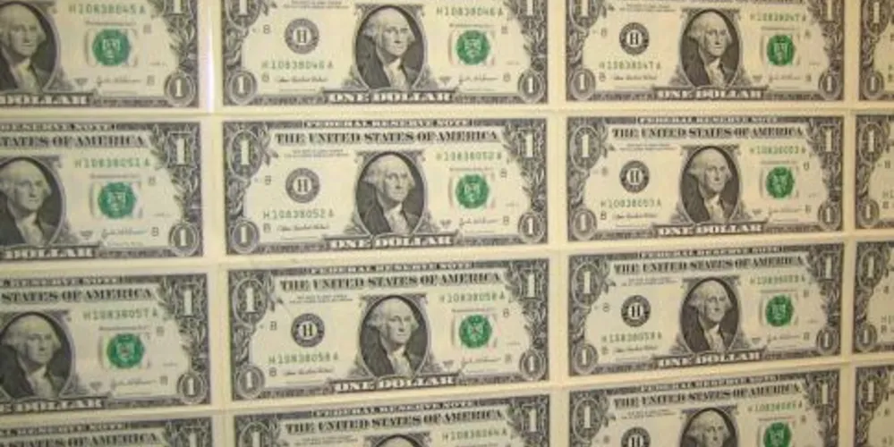 Imagem ilustrativa da imagem Dólar comercial volta a ser cotado acima de R$ 2,70