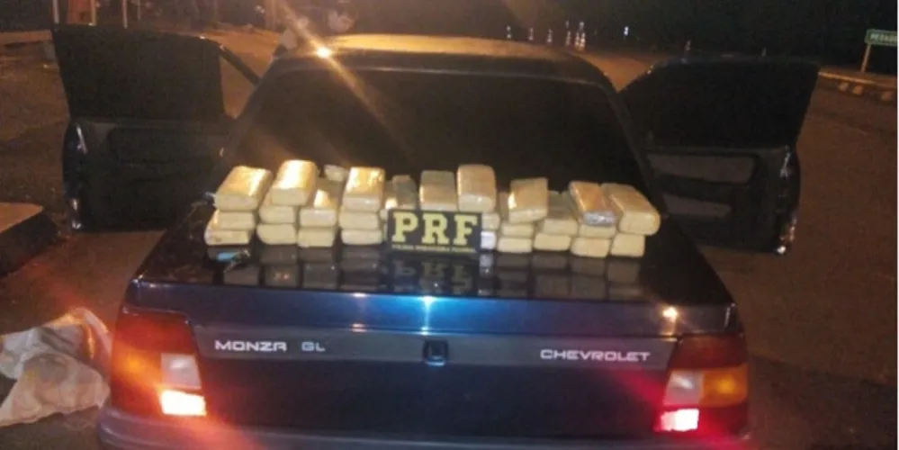 Imagem ilustrativa da imagem PRF prende rapaz com 20 Kg de maconha para uso próprio