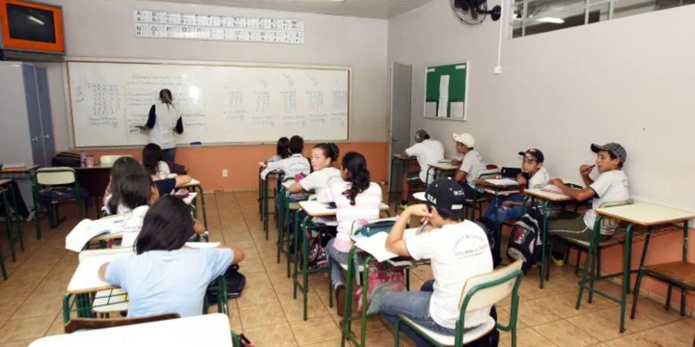Imagem ilustrativa da imagem Escolas estaduais começam distribuição de aulas para 2015