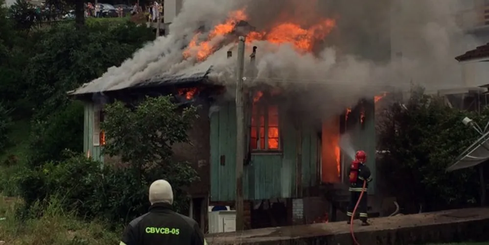 Imagem ilustrativa da imagem Homem incendeia residência de ex-companheira