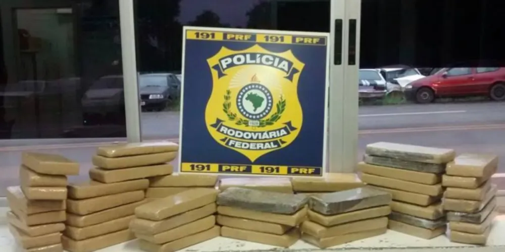 Imagem ilustrativa da imagem PRF flagra casal com 50 kg de maconha em ônibus