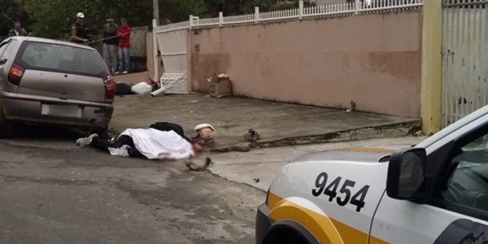 Imagem ilustrativa da imagem Jovem cai de moto, é arrastado e morre ao bater contra portão